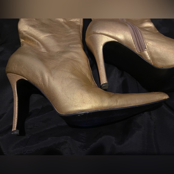Leather boots.Super sexy, comfy. Metallic gold & glamorous.Worn 1 New Year’s Eve - Picture 10 of 14